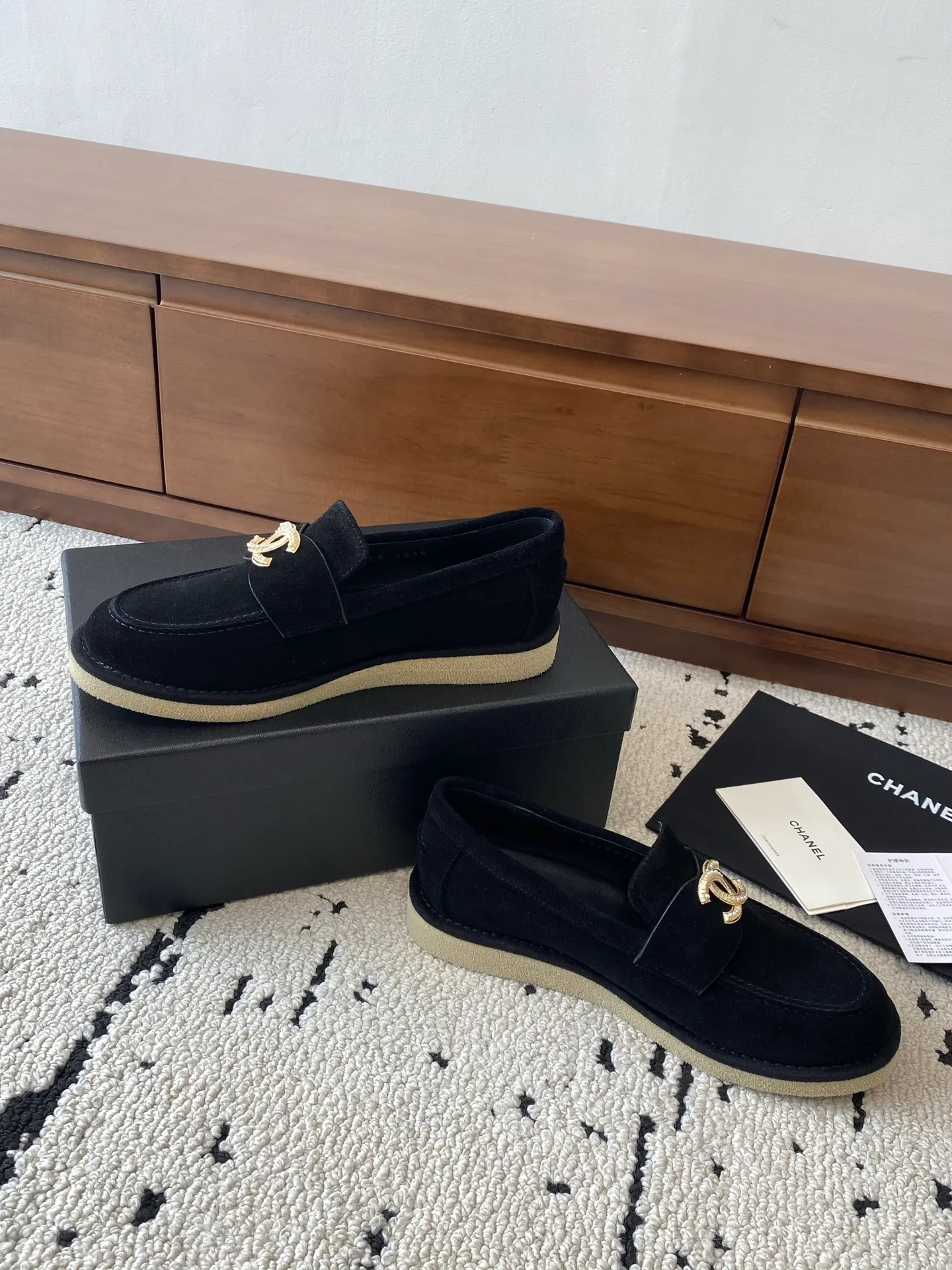 👟👟Ex-factory price 620👟👟Higher version 🍀2025 autumn and winter new Chanel Chanel entrance hardware buckle, Loaf lazy shoes, can be worn all year round. No matter when you wear it, it is very high-end and durable. Go shopping and attract attention on the street! Easily travel between commuting and leisure occasions, and become a carefree fashionable and elegant woman ~ Upper: cowhide/cow nubuck leather/open edge beads Inner: lambskin Sole: Italian raw rubber outsole leather strip Code number: 35-39 (40/41 customized, non-refundable and non-exchangeable 👉 Buy now👉 Buy now👉 Buy now👉